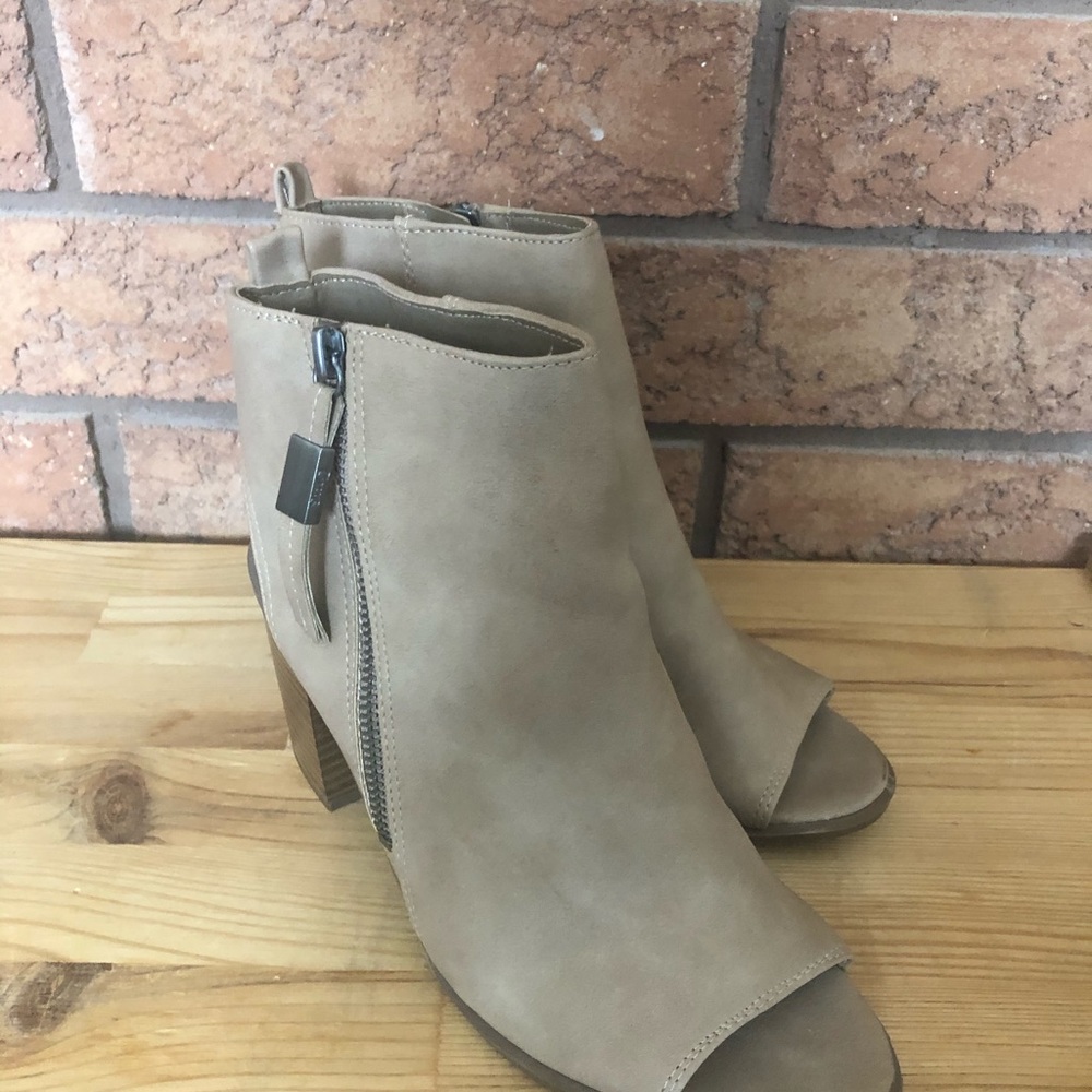 Circus by Sam Edelman zip sandal
